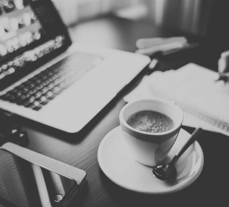 Un ordinateur et une tasse de café