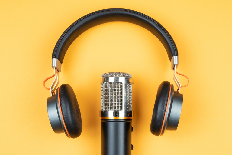 un casque et un micro
